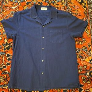 Alex Mill - Short Sleeve Camp Shirt in Seersucker in Washed Navy - size L